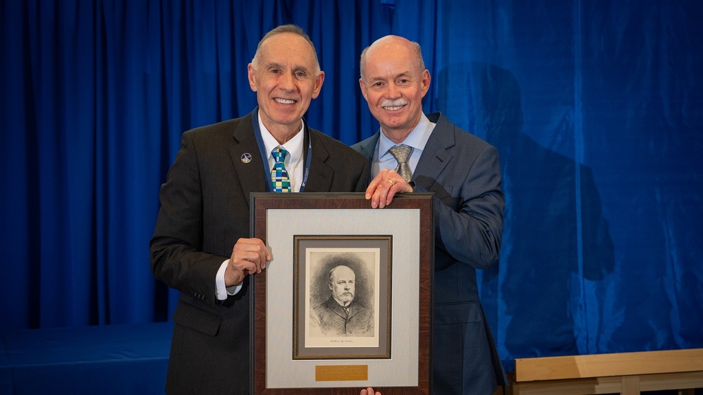 Brooks Jackson receives an award plaque